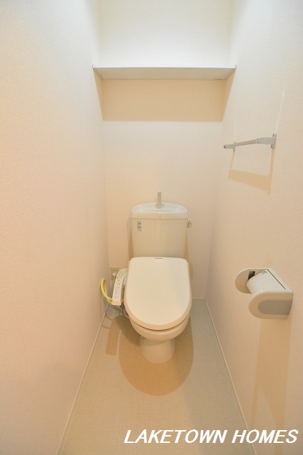 トイレ　上部に収納棚がある温水洗浄暖房便座付のトイレです。