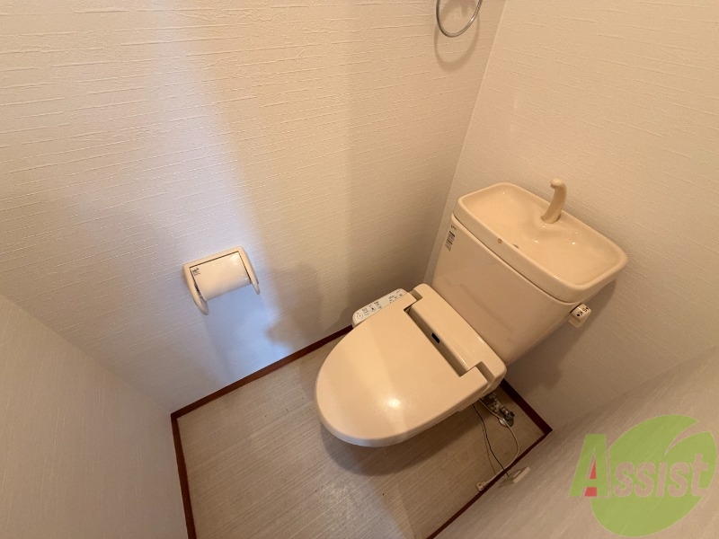 トイレ　トイレは温水洗浄便座です。シンプルな雰囲気になっています。