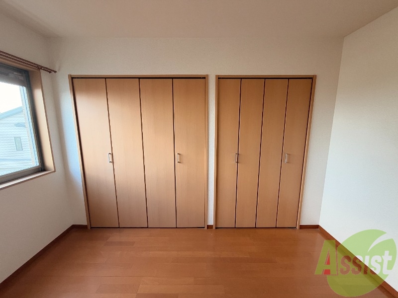 収納　収納は寝室にあるため起きてからすぐ着替えることができます