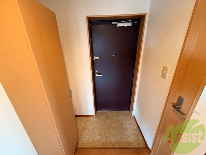 玄関　玄関からのお写真です。広々としていて靴の着脱に便利です