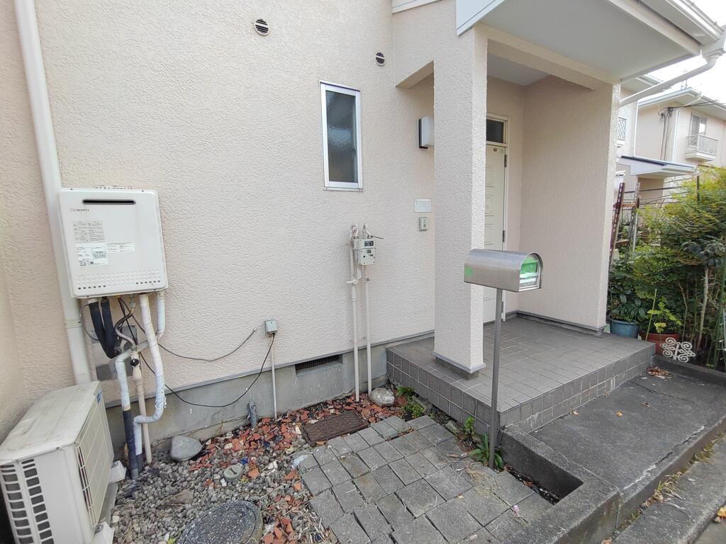 玄関　戸建の様なテラスハウスです♪