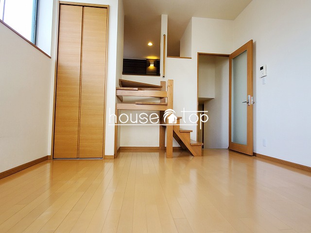 居室・リビング　テーブルやベッドなど設置可能