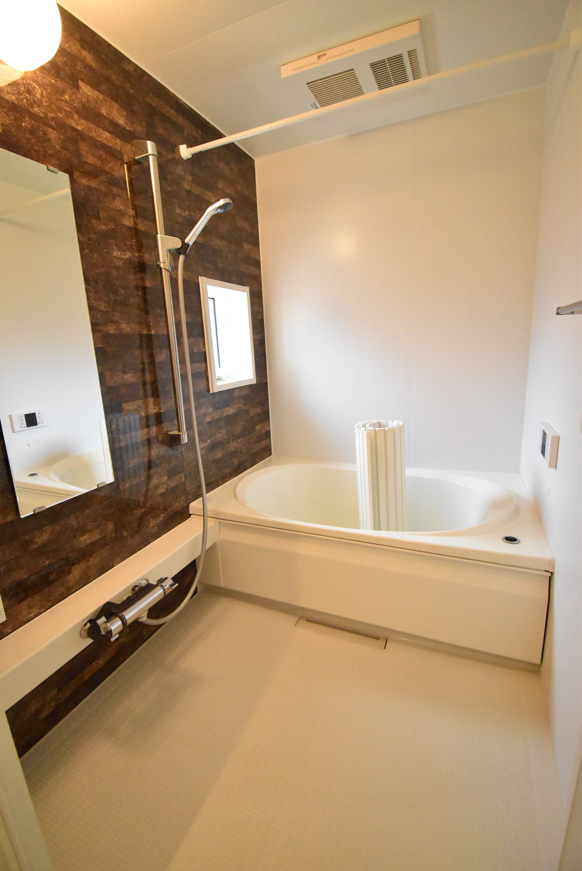 バス・シャワールーム　追炊き及び浴室乾燥機付きバスルームです♪