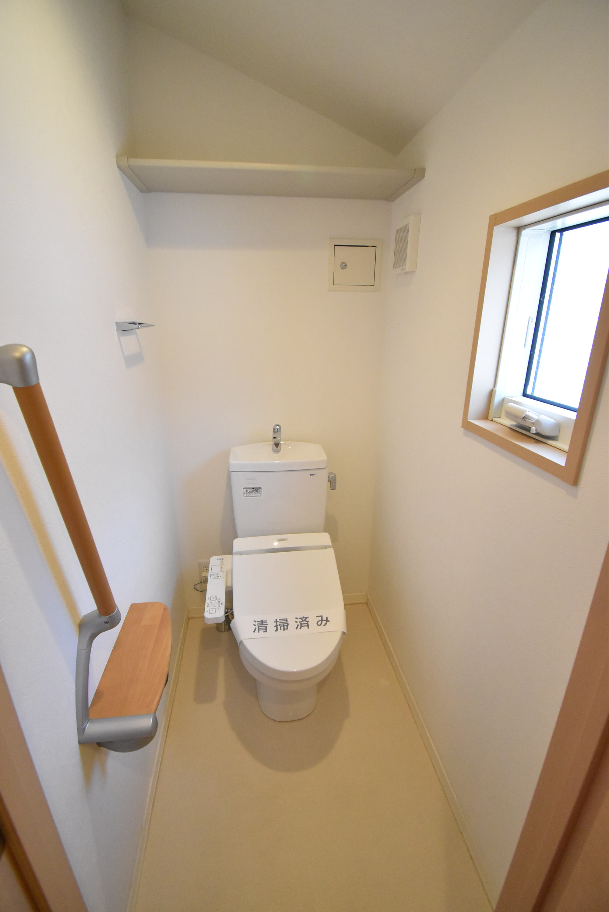 トイレ　温水洗浄便座付きトイレ♪窓があって明るいです。
