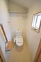 トイレ　温水洗浄便座付きトイレ♪窓があって明るいです。
