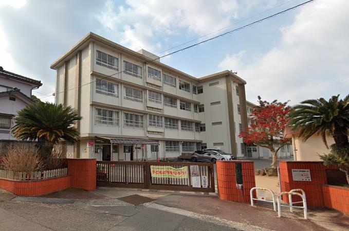 小学校　長崎市立女の都小学校（小学校）まで522m