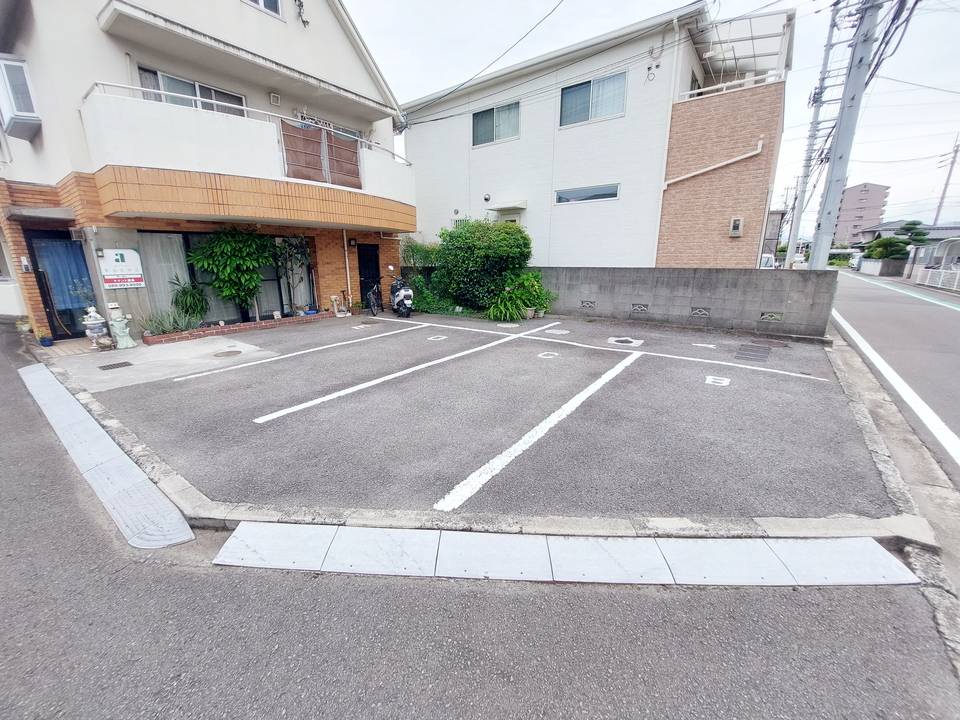 【松山市森松町のマンションの駐車場】