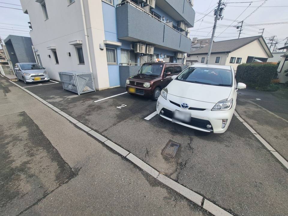 【松山市立花のマンションの駐車場】