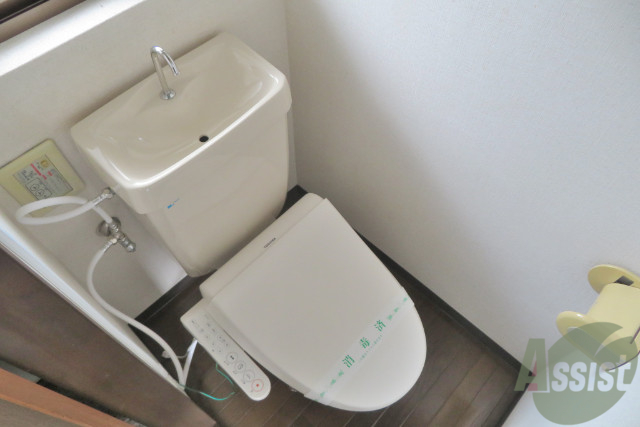 トイレ　ウォシュレット付きです。ちょっと狭いですが、できます！