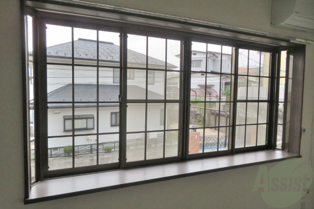 バルコニー　バルコニーはありませんが、その代わり大きな出窓があります。