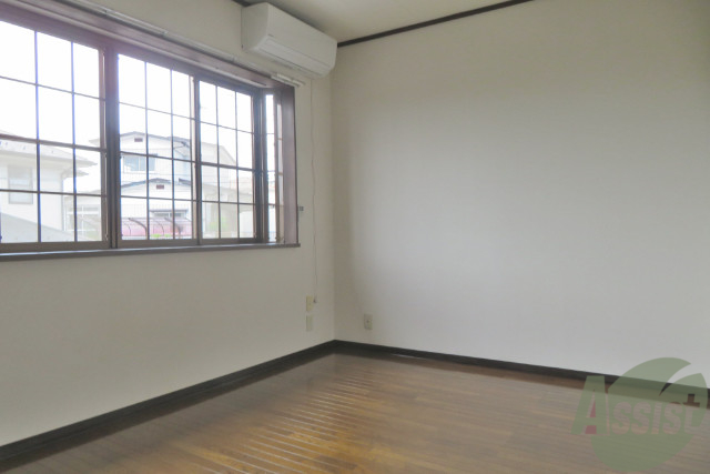 居室・リビング　７．０帖の洋室です。大きな出窓から光が差し込んできそう。