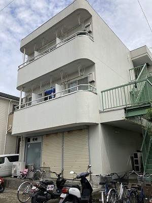 小田原市曽比のマンションの建物外観