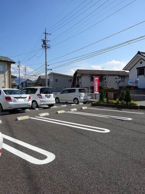 【長野市青木島町綱島のアパートの駐車場】