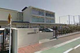 中学校　日野市立日野第一中学校（中学校）まで559m