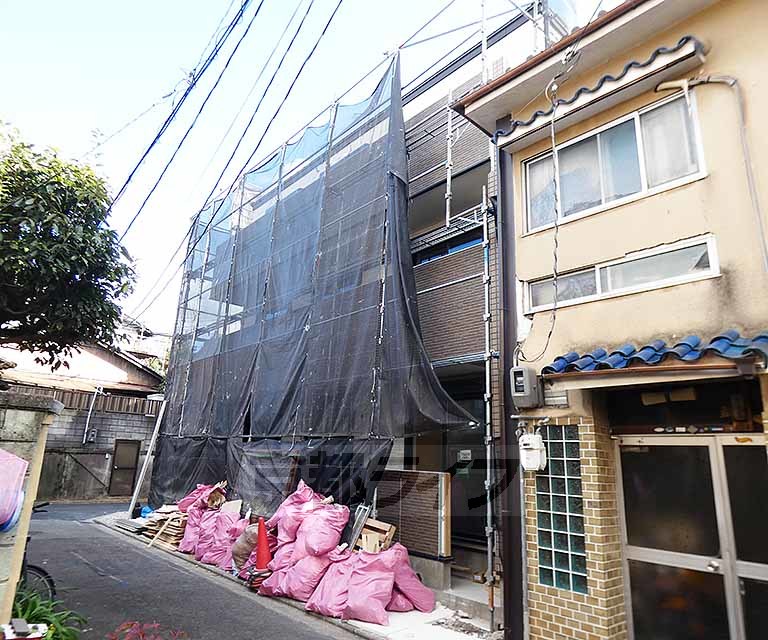 【京都市伏見区深草稲荷鳥居前町のアパートの建物外観】