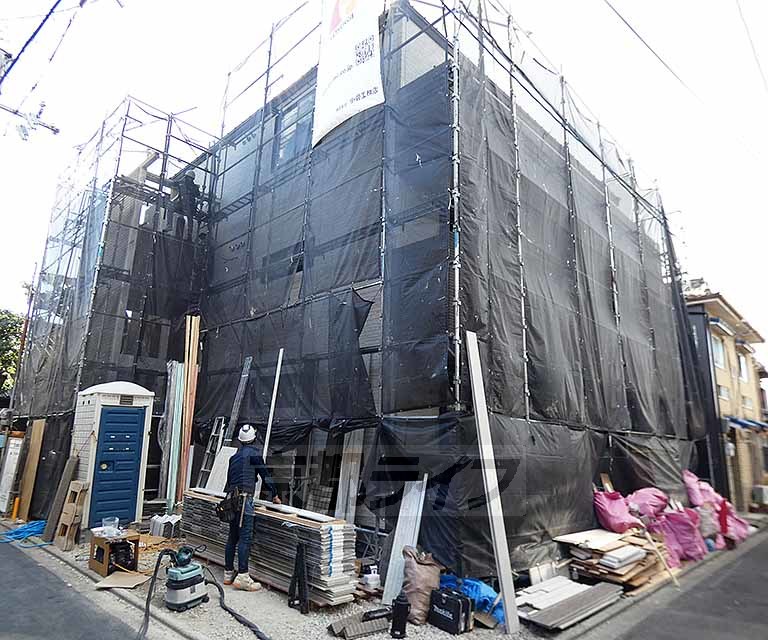 【京都市伏見区深草稲荷鳥居前町のアパートの建物外観】