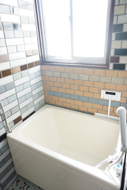 バス・シャワールーム　レトロなタイルが特徴的なバスルームです♪