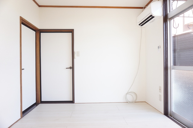 居室・リビング　明るい床色のリビングです♪