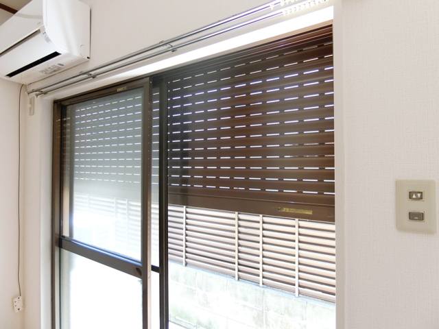 その他設備　エアコン新規交換済み・電動シャッター付