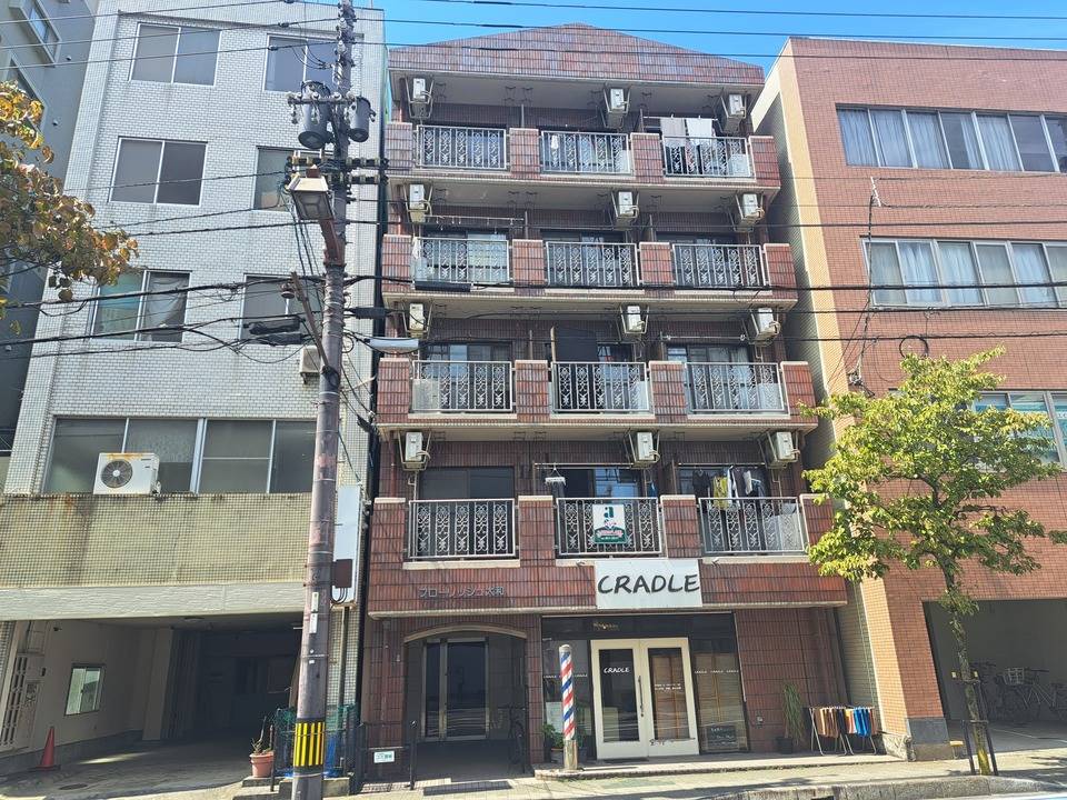 松山市喜与町のマンションの建物外観