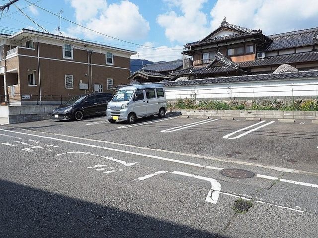 【北九州市小倉南区沼南町のアパートの駐車場】