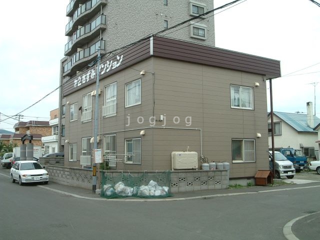 札幌市西区発寒十二条のアパートの建物外観