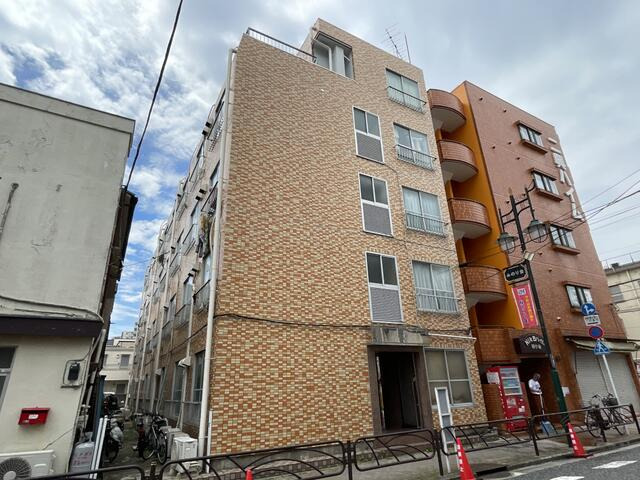 【葛飾区東新小岩のマンションのエントランス】