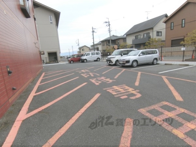 【野洲市冨波乙のマンションの駐車場】