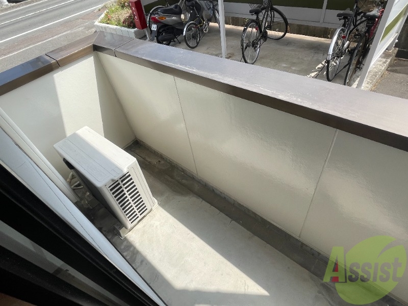 バルコニー　バルコニースペースも広く、洗濯物も問題なく干せそうですね。