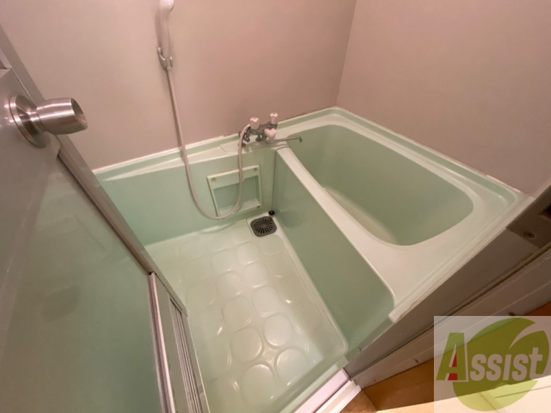 バス・シャワールーム　バスルームはこちらです。広々としてゆったり休めます。