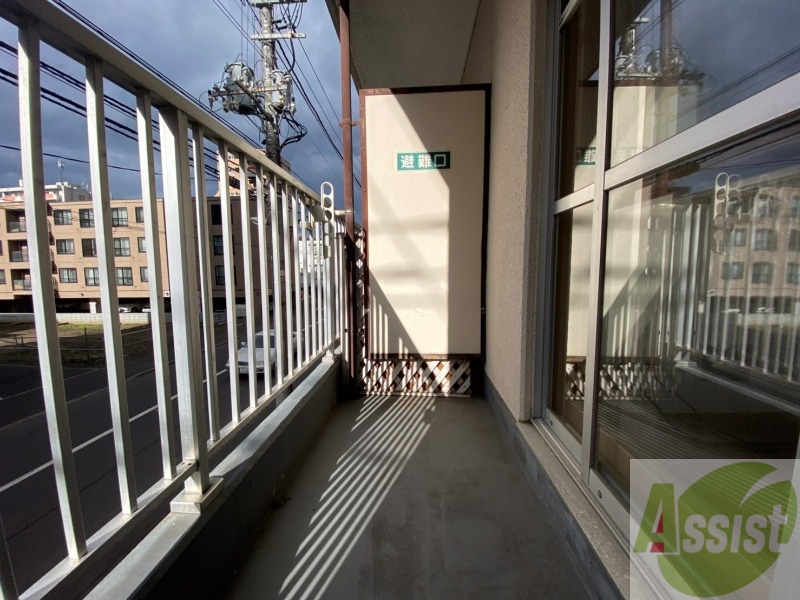 バルコニー　バルコニーは幅があり、広い印象を受けました。