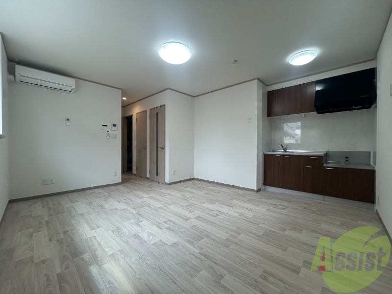 居室・リビング　リビングは清潔感のあるフローリングで収納もあります。