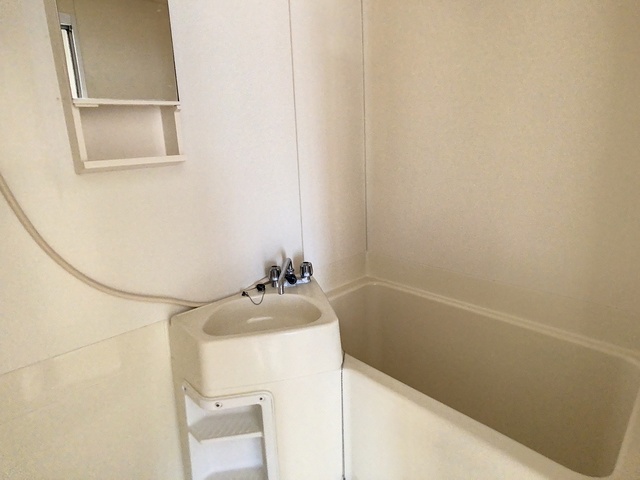 バス・シャワールーム　※写真は空室の一室のものを使用しております※　あくまで現況優