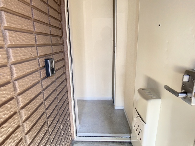 玄関　※写真は空室の一室のものを使用しております※　あくまで現況優