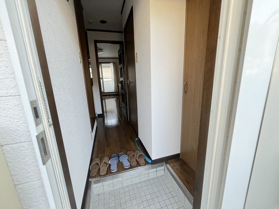 玄関　同マンション別部屋参考写真となります。