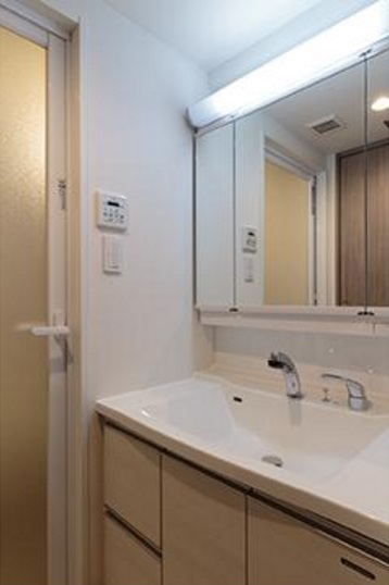 洗面設備　ゆったりとスペースのある洗面所