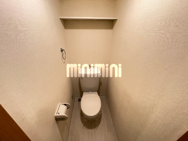 トイレ　収納棚付きのトイレです