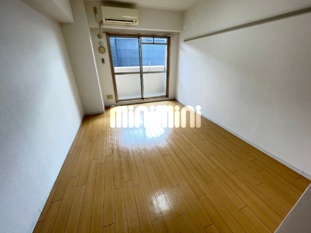 居室・リビング　南向きの明るい洋室です