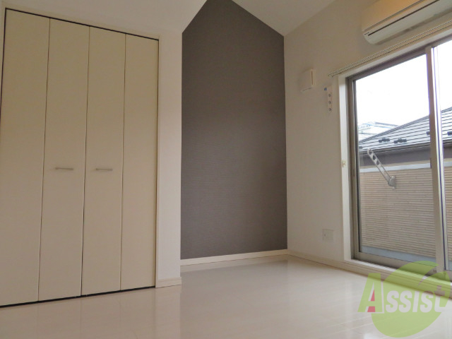 居室・リビング　リビングは、広々していて陽当たりもよさそうですね。