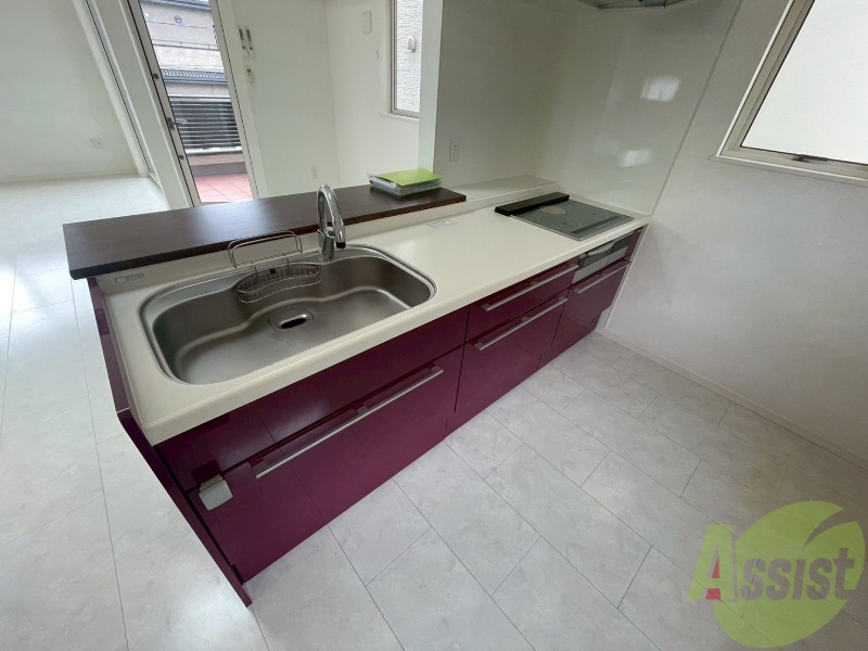 キッチン　こちらはキッチンになります。ＩＨコンロ３口付になります。