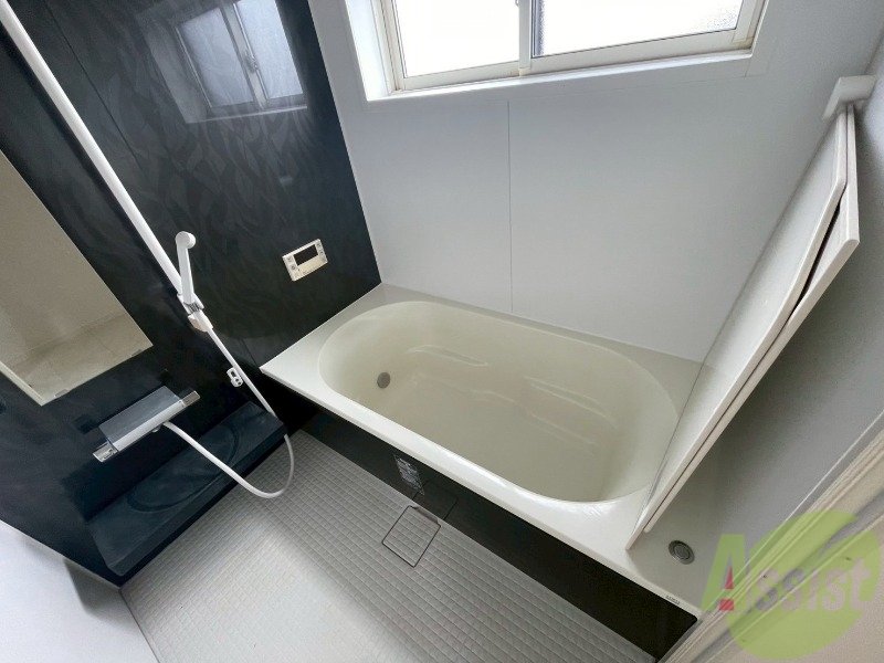 バス・シャワールーム　こちらはバスルームになります。追い焚き機能付です。