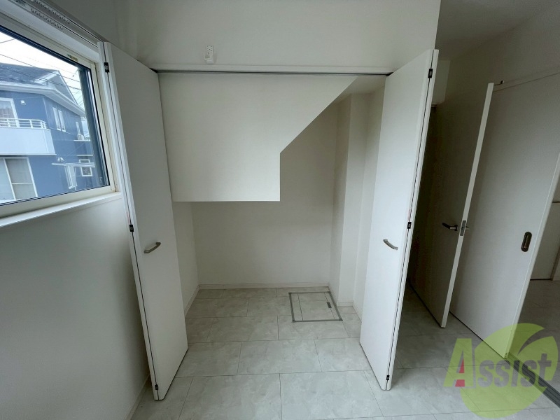 収納　こちらは階段下の収納になります。奥行もございます。