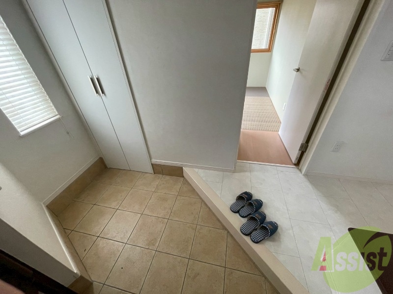 玄関　こちらは玄関になります。広々していますね。