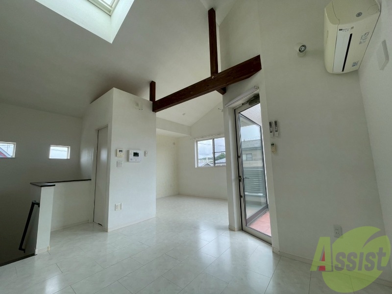 居室・リビング　こちらは１８帖のリビングになります。かなり広々していますね。