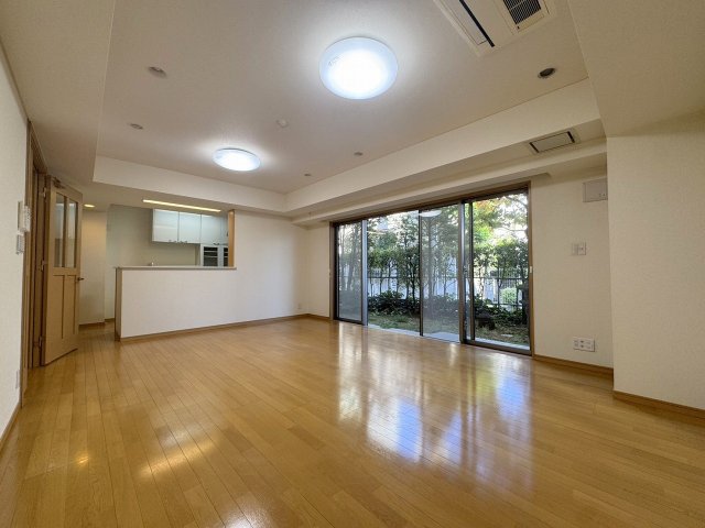 居室・リビング　★明るいフローリングの角部屋です★