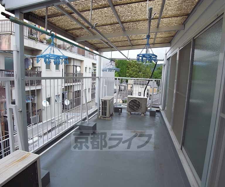 バルコニー　共有スペースの物干場が有ります。