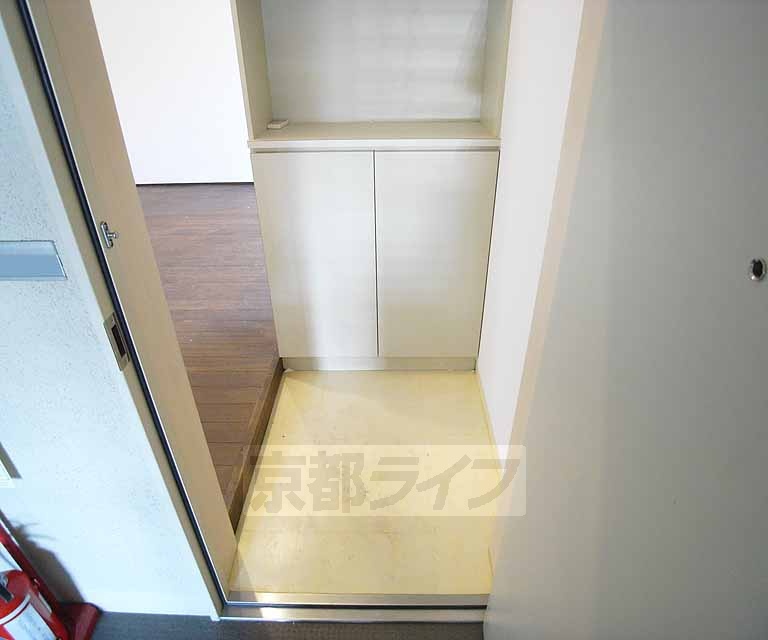 玄関　３０２号室ロフト付き部屋写真です