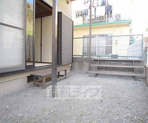 バルコニー　奥には庭もあります・