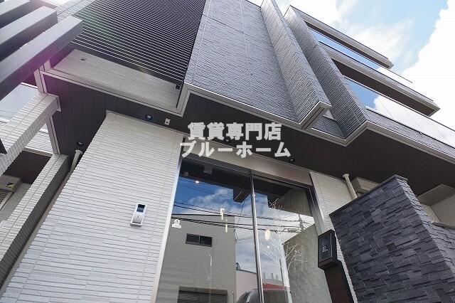 建物外観　軽量鉄骨造3階建ての綺麗な物件！