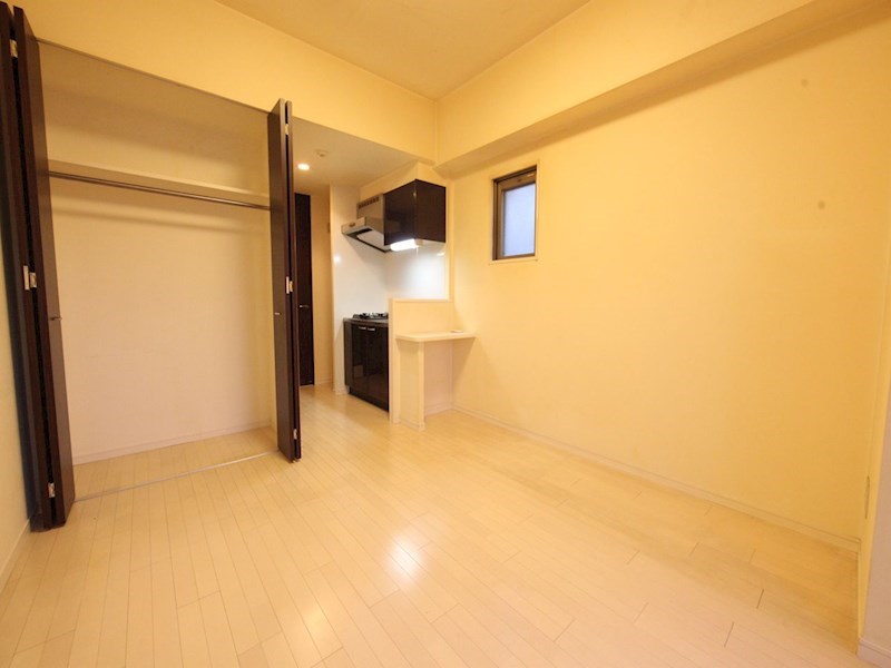 居室・リビング　洋室8.8帖　2面採光　クローゼット付（収納充実してます）